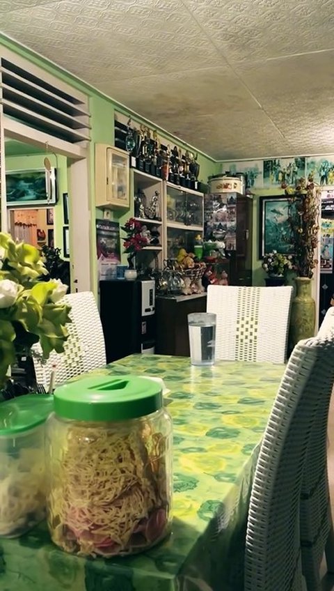 Meja makan dengan toples di atasnya. Makan di sini bersama keluarga pastilah menyenangkan.