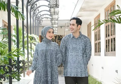 Model batik couple terbaru 2025 untuk kondangan (sumber: pinterest)