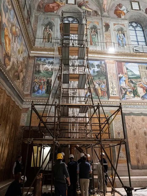 Beberapa hari jelang pelaksanaan konklaf di Kapel Sistina, Vatikan, sejumlah personel pemadam kebakaran melakukan penyelesaian pemasangan cerobong asap. (Handout/VATICAN MEDIA/AFP)