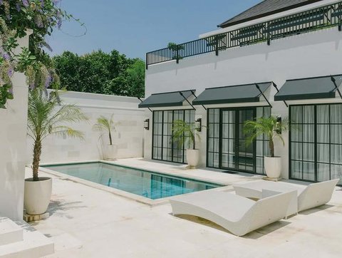 Kolam renang pribadi dengan desain klasik menjadi salah satu daya tarik utama bagi para pengunjung, apalagi dengan warna dominan putih, beri kesan bersih.