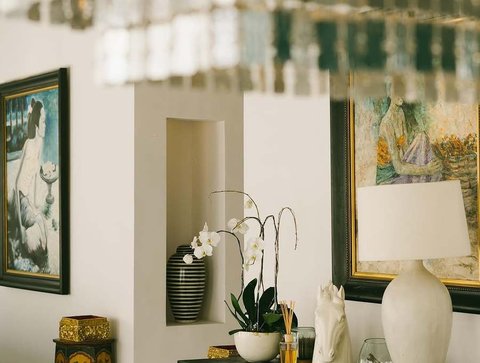 Villa mewah ini kemungkinan menjadi sumber cuan baru bagi Ivan, karena disewakan untuk wisatawan yang menginginkan pengalaman menginap yang nyaman dan penuh kemewahan di Bali.