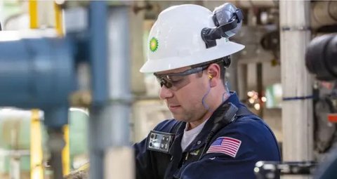 Sebuah pesawat terbang melewati tanda di pom bensin shell di London, Kamis (2/2/2023). Shell mencetak laba sebesar US$40 miliar atau setara Rp595,8 miliar pada 2022 di tengah gejolak harga en