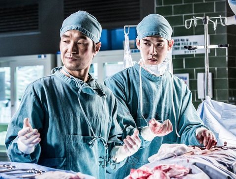 DR. ROMANTIC (2016). Drama Korea dengan karakter dokter bedah ini mengikuti Guru Kim, seorang ahli bedah legendaris yang memilih bekerja di rumah sakit kecil. Ia membimbing Kang Dong Joo dan Yoon Seo Jung, dua dokter muda dengan masa lalu kelam. Dibimbing oleh Guru Kim, mereka menghadapi tantangan medis berat dan menemukan makna sejati dalam profesi mereka. Kalian bisa nonton di aplikasi Netflix, Vidio dan iQIYI.