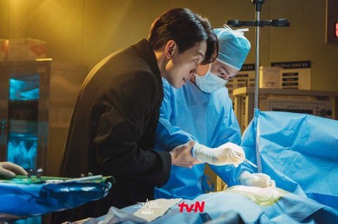 GHOST DOCTOR (2022). Cha Young Min, seorang dokter bedah jenius tetapi arogan, mengalami kecelakaan yang membuat arwahnya merasuki Go Seung Tak, residen yang takut melakukan operasi. Drama Korea dengan karakter dokter bedah ini menghadirkan kisah unik ketika dua dokter dengan kepribadian bertolak belakang harus bekerja sama dalam satu tubuh untuk menyelamatkan nyawa pasien. Kalian bisa nonton di aplikasi Netflix, Vidio dan iQIYI.