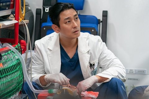 THE TRAUMA CODE: HEROES ON CALL (2025). Baek Gang Hyeok, ahli bedah trauma jenius, kembali ke Korea untuk memimpin tim trauma di rumah sakit universitas. Drama Korea dengan karakter dokter bedah ini menampilkan perjuangannya menyelamatkan pasien dalam kondisi kritis, meskipun timnya menghadapi tekanan finansial dan perlawanan internal. Dengan tekad kuat, ia mengubah timnya menjadi unit penyelamat terbaik. Kalian bisa nonton di aplikasi Netflix.<br />Itulah daftar drama Korea dengan karakter dokter bedah yang bisa kalian tonton. Masih banyak rekomendasi drama lain yang bisa KLovers ketahui lagi dengan membaca artikel kapanlagi.com loh. Karena, kalau bukan sekarang, KapanLagi?