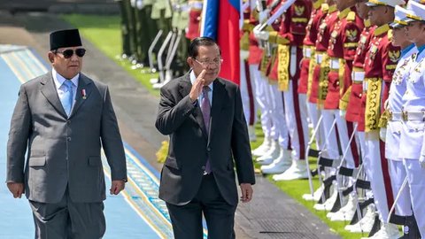 Presiden Republik Indonesia Prabowo Subianto (kiri) bersama Presiden Senat Kamboja Samdech Akka Moha Sena Padei Techo Hun Sen meninjau pasukan jajar kehormatan saat upacara penyambutan di Istana Merdeka, Jakarta, Senin 5 Mei 2025. (BAY ISMOYO/AFP)