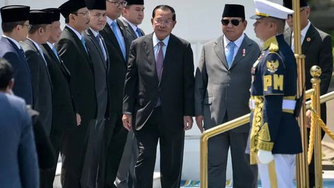 Prabowo dan Hun Sen dijadwalkan akan melakukan pertemuan bilateral beserta delegasi antara kedua negara. (BAY ISMOYO/AFP)