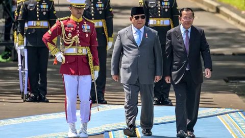 Kedatangan Presiden Senat Samdech Akka Moha Sena Padei Techo Hun Sen disambut upacara kenegaraan. (BAY ISMOYO/AFP)
