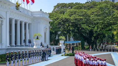 Upacara dimeriahkan oleh sejumlah siswa dengan mengibarkan bendera Indonesia dan Kamboja. (BAY ISMOYO/AFP)