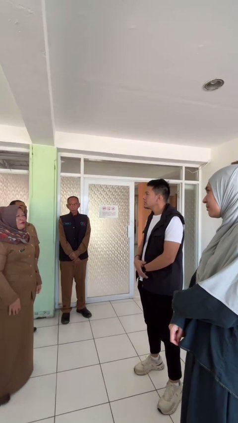 6 Potret Dimas Seto dan Dhini Aminarti Gendong Balita saat Kunjungi PSAB Bandung, Auranya Mengayomi Banget
