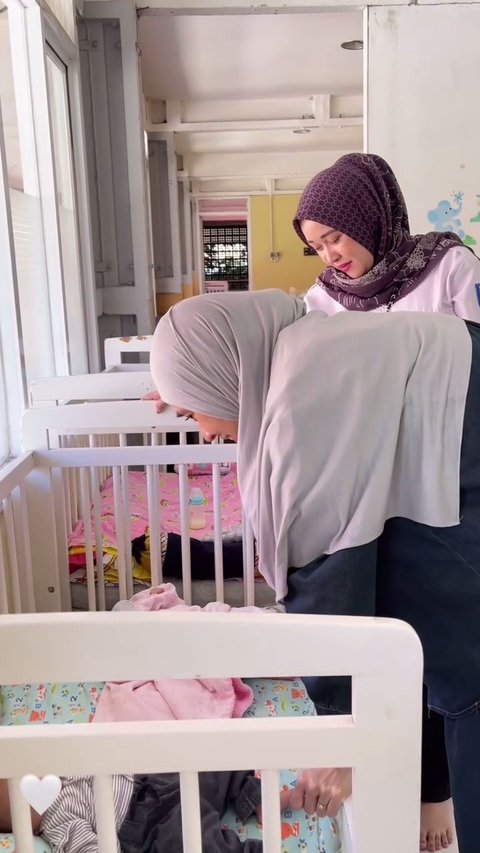 6 Potret Dimas Seto dan Dhini Aminarti Gendong Balita saat Kunjungi PSAB Bandung, Auranya Mengayomi Banget