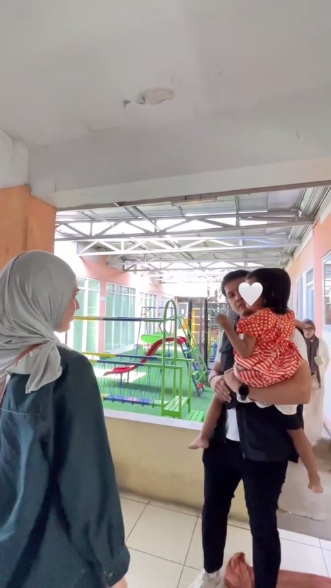 6 Potret Dimas Seto dan Dhini Aminarti Gendong Balita saat Kunjungi PSAB Bandung, Auranya Mengayomi Banget