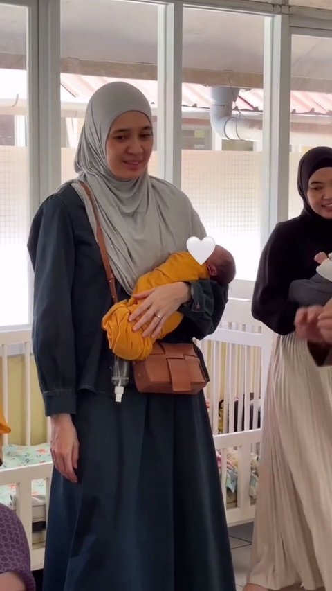 6 Potret Dimas Seto dan Dhini Aminarti Gendong Balita saat Kunjungi PSAB Bandung, Auranya Mengayomi Banget