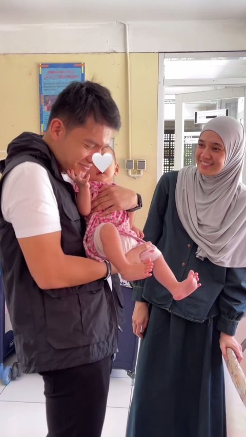 6 Potret Dimas Seto dan Dhini Aminarti Gendong Balita saat Kunjungi PSAB Bandung, Auranya Mengayomi Banget