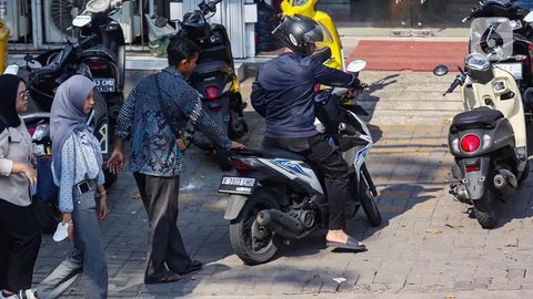 Maraknya juru parkir liar yang ada di minimarket membuat masyarakat Jakarta resah. (Liputan6.com/Angga Yuniar