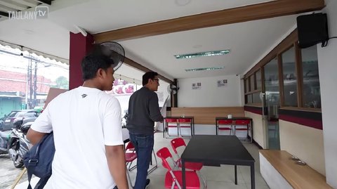 Kehebatan Warung Taburai nggak cuma karena namanya unik, tapi juga karena menu-menunya yang bikin nagih. Resepnya? Rahasia turun-temurun dari Ibu Praz Teguh!