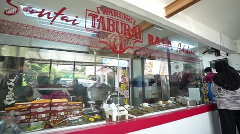 Pras sendiri menegaskan betapa warungnya ini bukan lah rumah makan Padang. Meski begitu, aa sederet menu andalan yang patut dicoba seperti Nasi Ayam Goreng Kecombrang, Ayam Kecap Taburai, hingga Nasi Ikan Bakar Taburai.