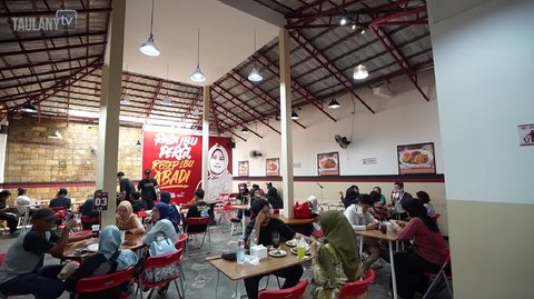 Dalam kanal Youtube Andre, Pras mengaku semua menu yang ada di warungnya adalah resep dari mendiang ibunya. Resep-resep itu diturunkan pada istri Pras.