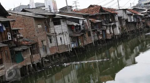 Deretan permukiman penduduk semi permanen di bantaran Sungai Ciliwung, Jakarta, Senin (5/10/2020). Pemprov DKI mencatat kenaikan angka kemiskinan Jakarta sebesar 1,11 persen menjadi 4,53 pers