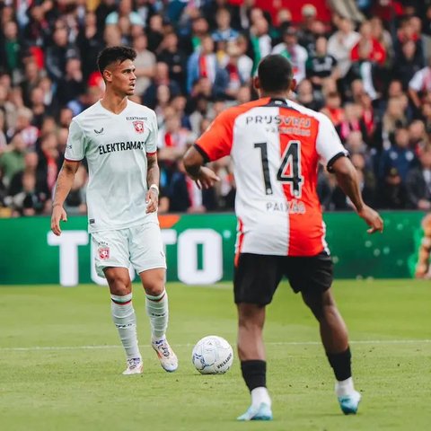 Bek Timnas Indonesia, Mees Hilgers membawa FC Twente meraih kemenangan 2-0 di kandang Sparta Rotterdam dalam lanjutan Eredivisie 2024/2025, Minggu (4/5/2025). (Instagram/meeshilgers).