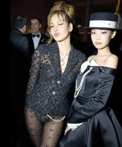 Punya gaya personal yang begitu kontras, ketiganya tampil charming di Met Gala 2025. (Foto: Jennie/ Instagram)