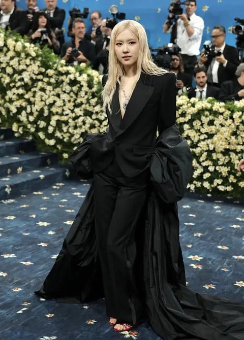 Punya gaya personal yang begitu kontras, ketiganya tampil charming di Met Gala 2025. (Foto: Jennie/ Instagram)