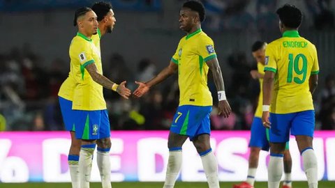 Gelandang Brasil #15 Joao Gomes, bek Brasil #25 Lucas Beraldo, bek Brasil #14 Fabricio Bruno, penjaga gawang Brasil #01 Bento, dan bek Brasil #02 Danilo (baris depan dari kiri ke kanan) Ge