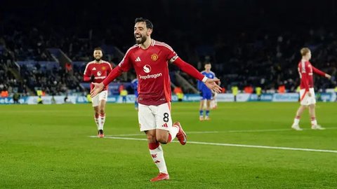 Pemain Manchester United, Bruno Fernandes melakukan selebrasi setelah mencetak gol ke gawang Athletic Bilbao dalam laga leg 1 semifinal Liga Europa 2024/2025 di San Mames Stadium, Bilbao, Spa