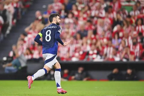 Pemain Manchester United, Bruno Fernandes melakukan selebrasi setelah mencetak gol ke gawang Athletic Bilbao dalam laga leg 1 semifinal Liga Europa 2024/2025 di San Mames Stadium, Bilbao, Spa