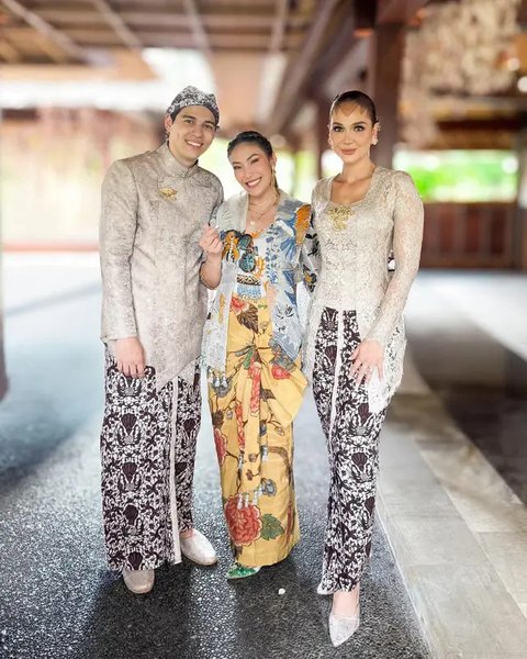 Tamu artis di momen siraman Luna Maya dan Maxime Bouttier. (sumber: Instagram/mrsayudewi)