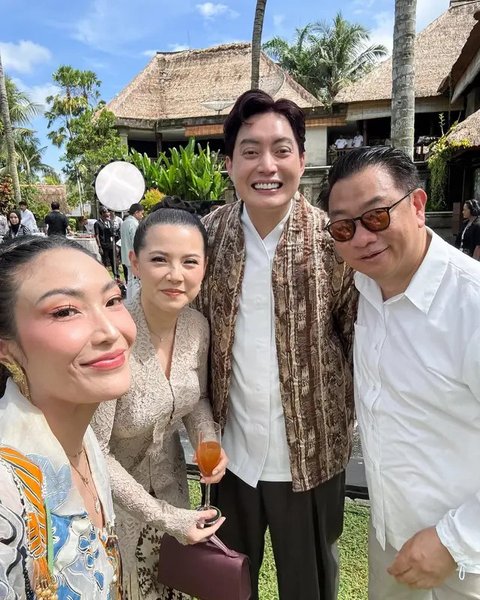 Tamu artis di momen siraman Luna Maya dan Maxime Bouttier. (sumber: Instagram/mrsayudewi)