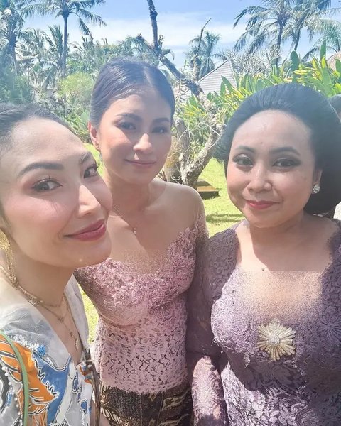 Tamu artis di momen siraman Luna Maya dan Maxime Bouttier. (sumber: Instagram/mrsayudewi)