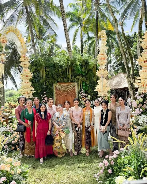 Tamu artis di momen siraman Luna Maya dan Maxime Bouttier. (sumber: Instagram/mrsayudewi)