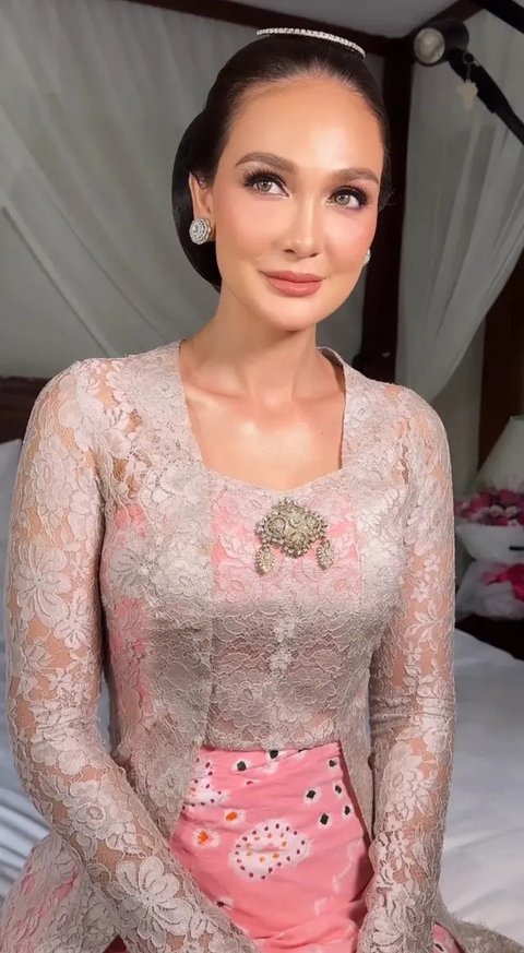 Potret Anggunnya Luna Maya Kenakan Paes Jelang Pernikahan. [@lunamaya]