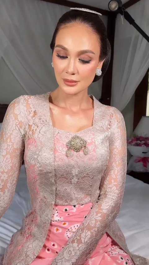 Potret Anggunnya Luna Maya Kenakan Paes Jelang Pernikahan. [@lunamaya]