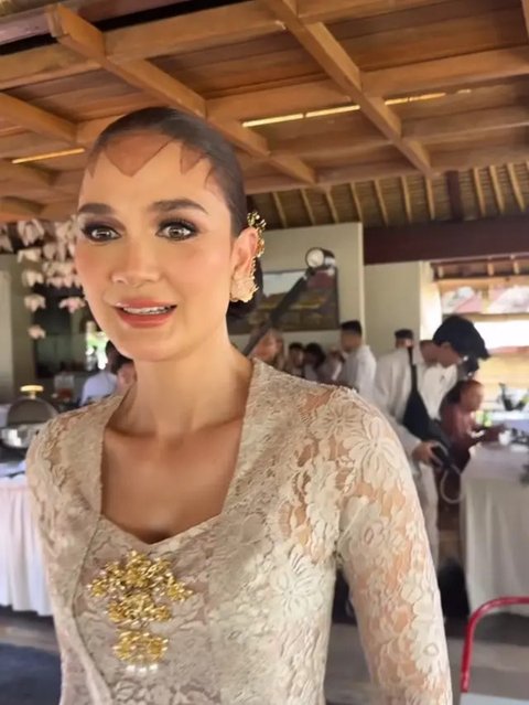 Potret Anggunnya Luna Maya Kenakan Paes Jelang Pernikahan. [@lunamaya]