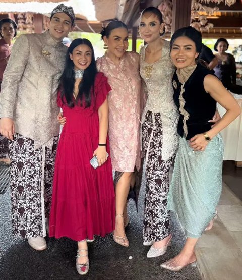 Potret Anggunnya Luna Maya Kenakan Paes Jelang Pernikahan. [@lunamaya]