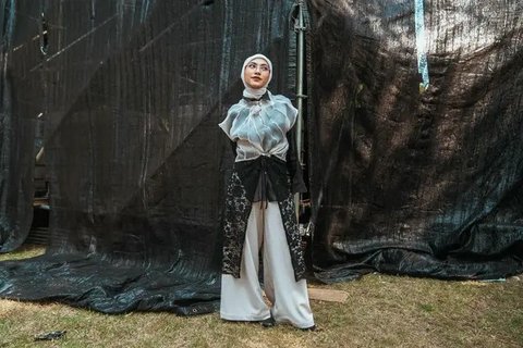 Blouse Viscose Pink dengan Celana Kulot (Liputan6.com/MetaAi)