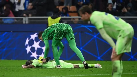 Blaugrana juga gagal mengulang kesuksesan mereka di musim 2009 dan 2015 lalu, ketika bisa meraih tiga gelar utama dalam semusim. (PIERO CRUCIATTI/AFP)
