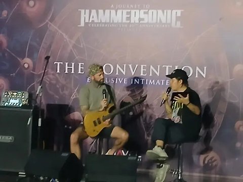 Aksi Jona Weinhofen dalam acara Journey to Hammersonic 10th Year Anniversary: The Convention yang digelar di Bali United, Kebon Jeruk, Jakarta Barat, Minggu (5/5/2025). (Foto: Ruly Riantri