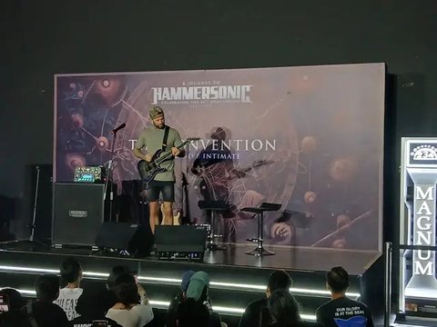 Aksi Jona Weinhofen dalam acara Journey to Hammersonic 10th Year Anniversary: The Convention yang digelar di Bali United, Kebon Jeruk, Jakarta Barat, Minggu (5/5/2025). (Foto: Ruly Riantri