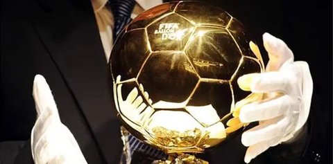 Reaksi Raphinha usai mengetahui fakta timnya Barcelona kandas dari Inter Milan di leg kedua semifinal Liga Champions 2024/2025. (PIERO CRUCIATTI / AFP)