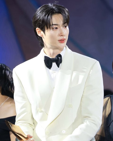 7 Potret Byeon Woo Seok di Baeksang Arts Awards 2025 dengan Outfit Jas Putih Penuh Pesona