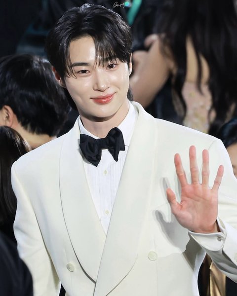 7 Potret Byeon Woo Seok di Baeksang Arts Awards 2025 dengan Outfit Jas Putih Penuh Pesona