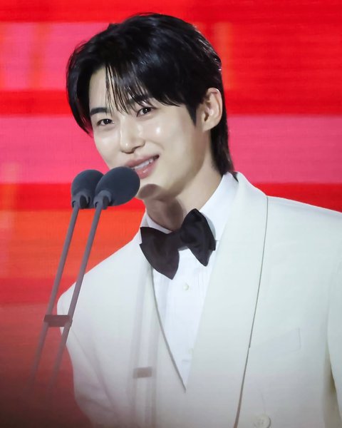 7 Potret Byeon Woo Seok di Baeksang Arts Awards 2025 dengan Outfit Jas Putih Penuh Pesona