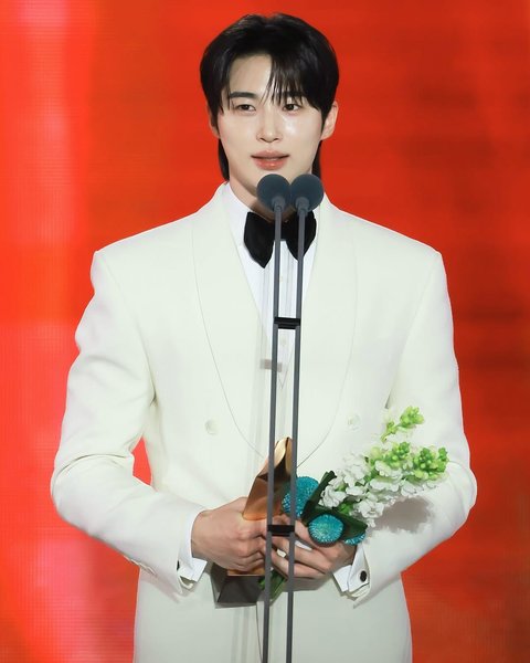 7 Potret Byeon Woo Seok di Baeksang Arts Awards 2025 dengan Outfit Jas Putih Penuh Pesona