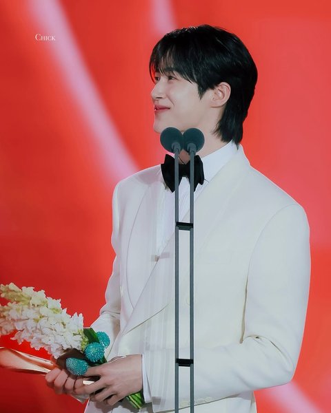 7 Potret Byeon Woo Seok di Baeksang Arts Awards 2025 dengan Outfit Jas Putih Penuh Pesona