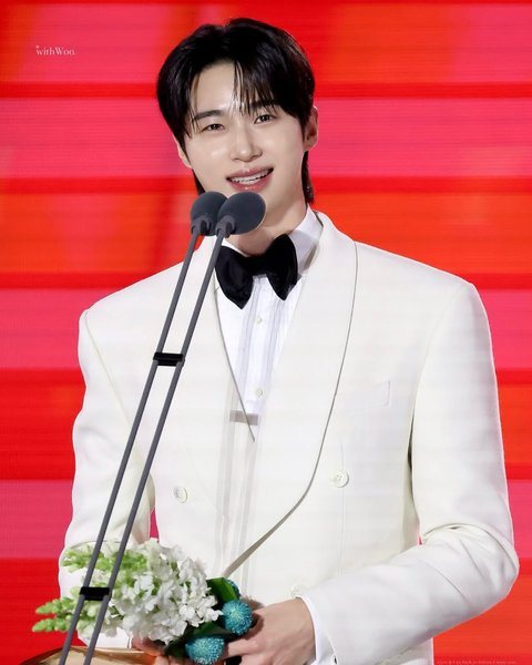 7 Potret Byeon Woo Seok di Baeksang Arts Awards 2025 dengan Outfit Jas Putih Penuh Pesona