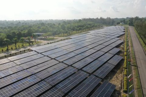 Teknisi melakukan perawatan panel PLTS di Pusat Dakwah Muhammadiyah, Jakarta, Selasa (6/8/2019). PT PLN menargetkan pengembangan lebih dari 1.000 megawatt PLTS atap yang terdiri dari inisiasi