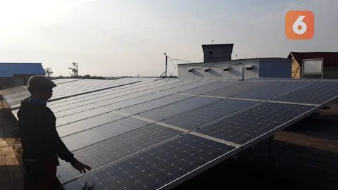 Teknisi melakukan perawatan panel PLTS di Pusat Dakwah Muhammadiyah, Jakarta, Selasa (6/8/2019). PT PLN menargetkan pengembangan lebih dari 1.000 megawatt PLTS atap yang terdiri dari inisiasi